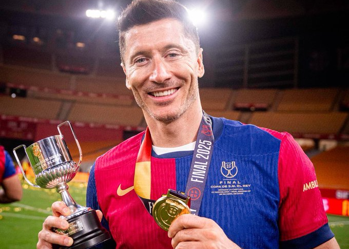 罗马诺：莱万没有想到一月份离开巴萨，目前也没有考虑退役的可能性。