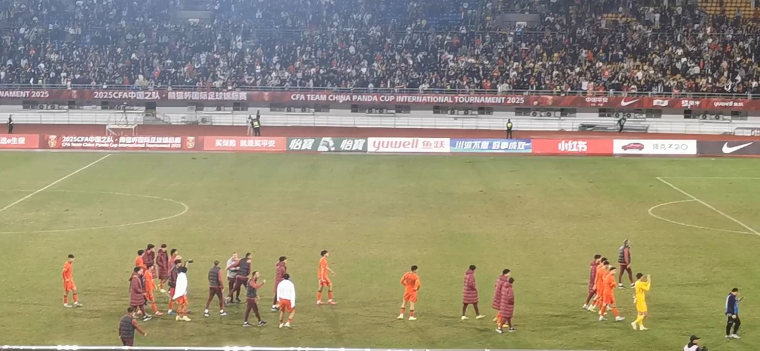 爽！在韩国比赛结束后，U22国足谢场，全场球迷高喊“雄起”
