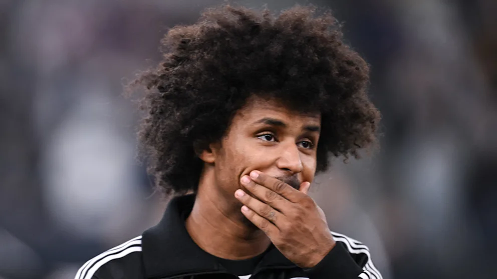 图片：阿德耶米非法持有指虎和电击枪，被罚款45万欧元。