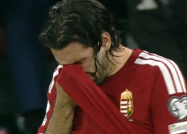 7秒之差无缘世界杯，匈牙利队长索博斯洛伊赛后瘫坐+痛哭。