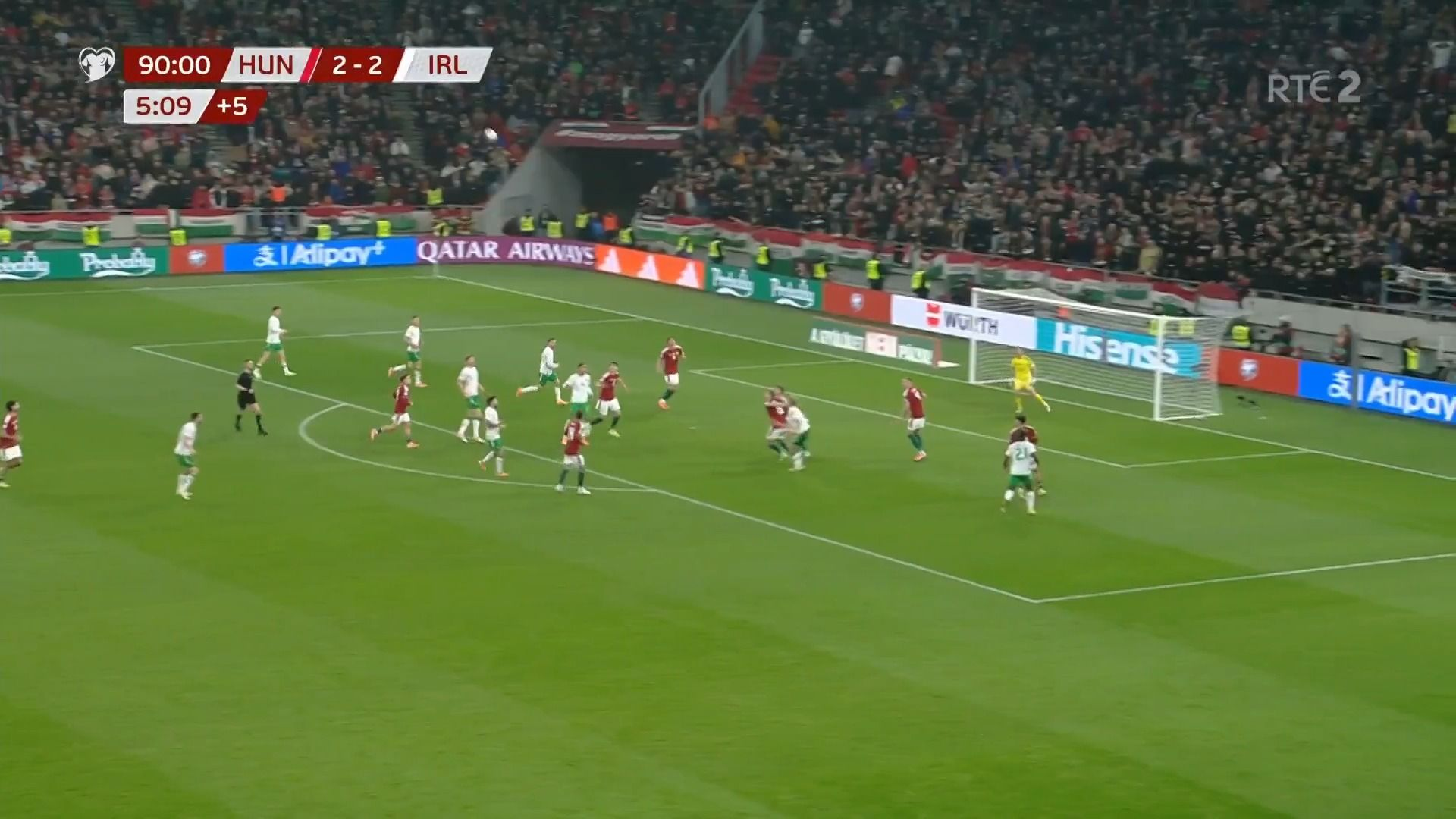 你们怎么能不爱足球呢？在帕洛特进入绝杀之后，爱尔兰全体球员热情地庆祝。