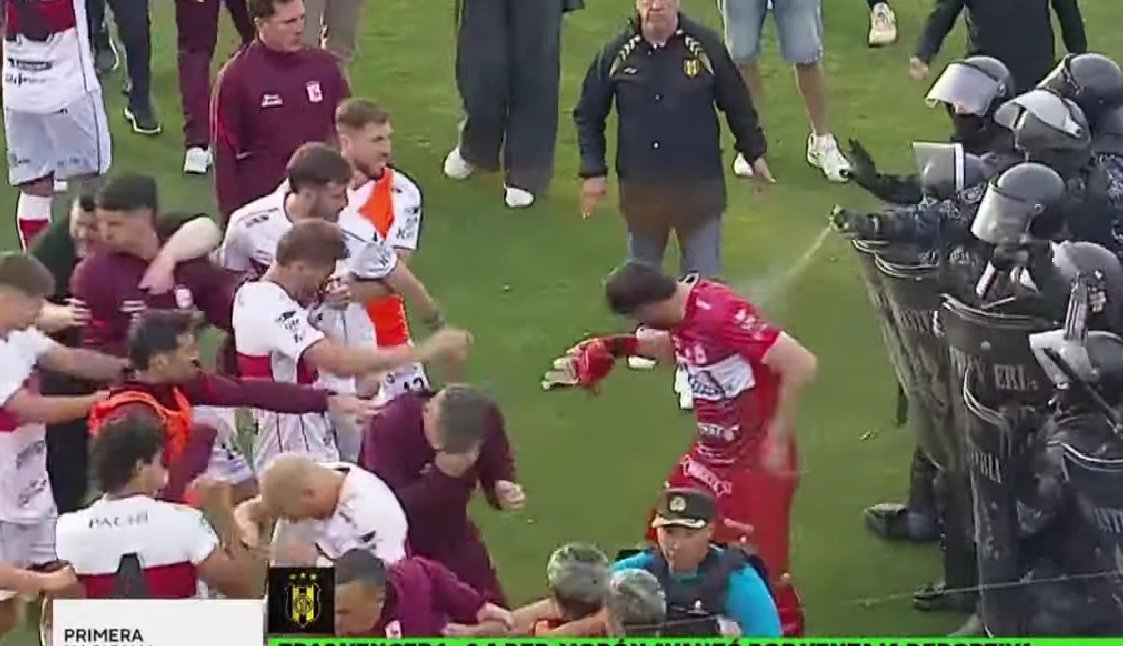 在阿根廷比赛中发生了大规模的冲突，警方介入并使用了辣椒水。