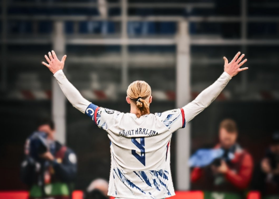 进入世界杯！在挪威击败意大利之后，哈兰德社媒晒图并配文：终于！