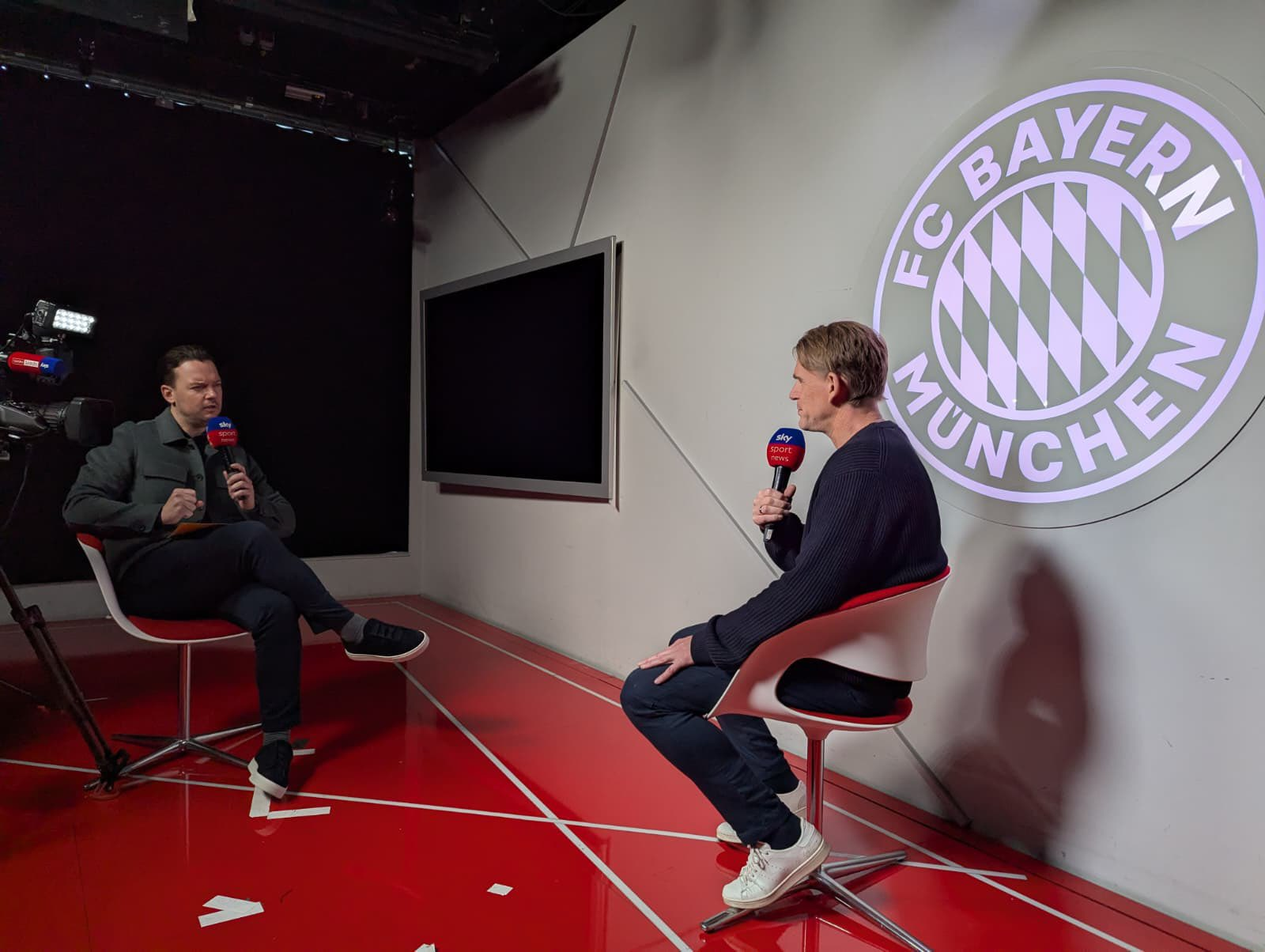 拜仁总监谈转会签约:重点是新老搭配，保持球队竞争力。