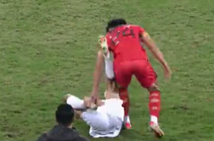 汪士钦熊猫杯首轮解围失误导致丢球，最后一轮报复性动作染红。