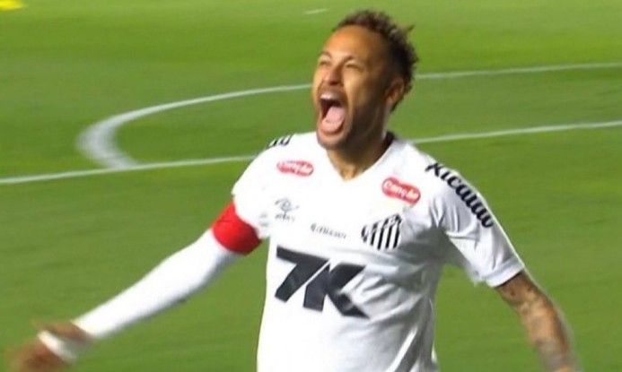 内马尔闪击打破3个多月的进球荒，进球后兴奋地跳舞庆祝。