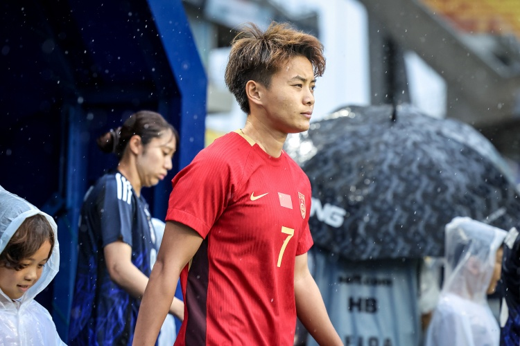 王霜：如果能够在偶像C罗踢球的国家获奖，对我来说是非常高兴的。