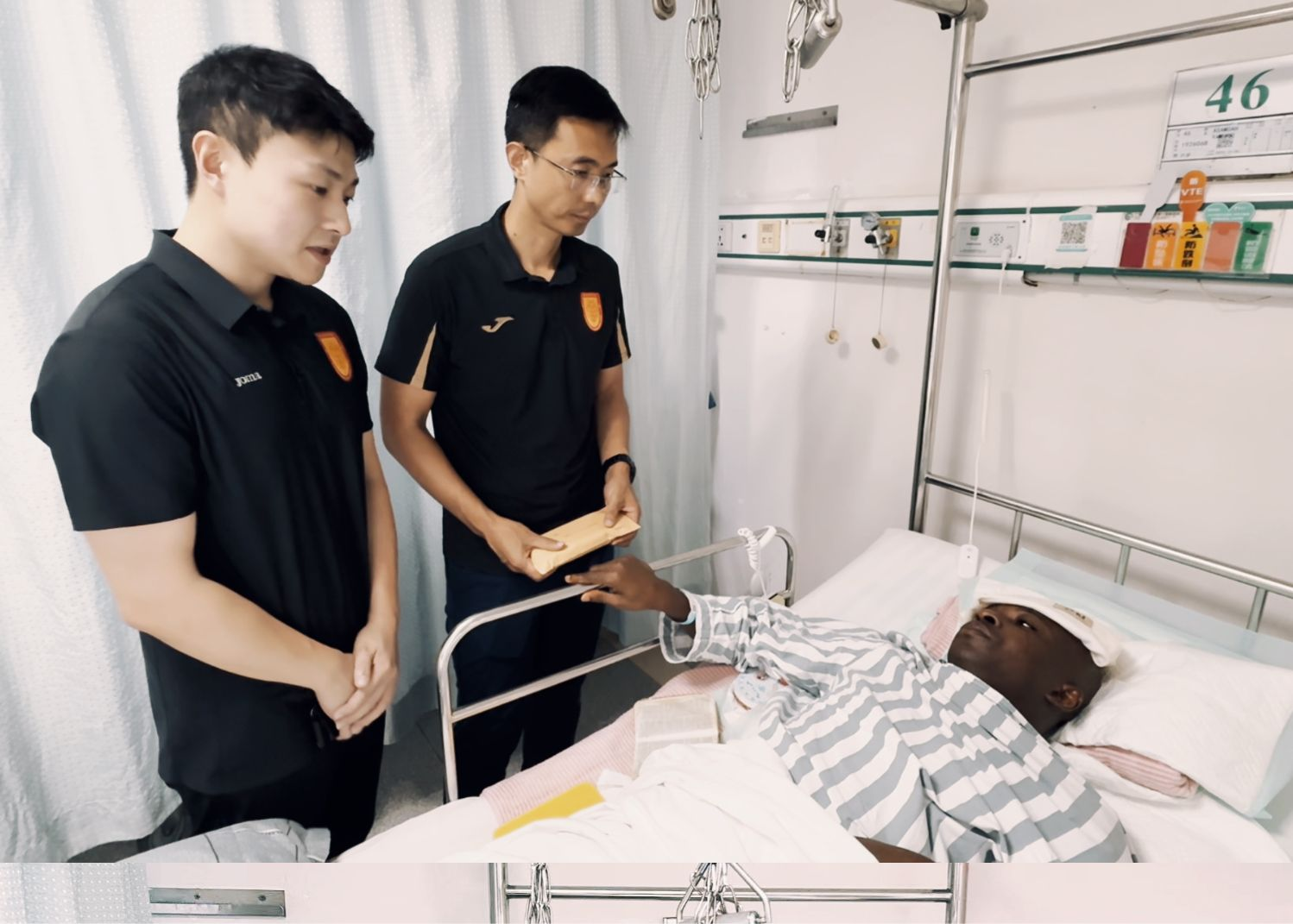 重庆铜梁龙高层前往医院，对广西外援阿萨莫阿进行探望和慰问