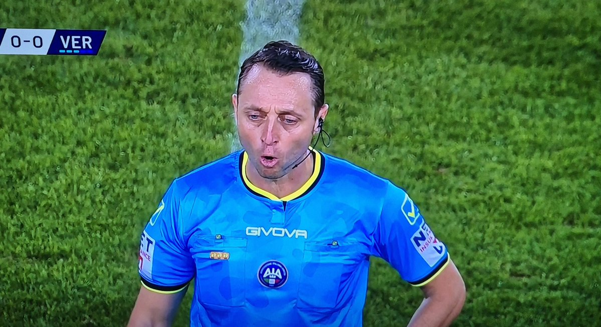 维罗纳主裁对莱切vs宣读判罚认错球队，将维罗纳描述为乌迪内斯。