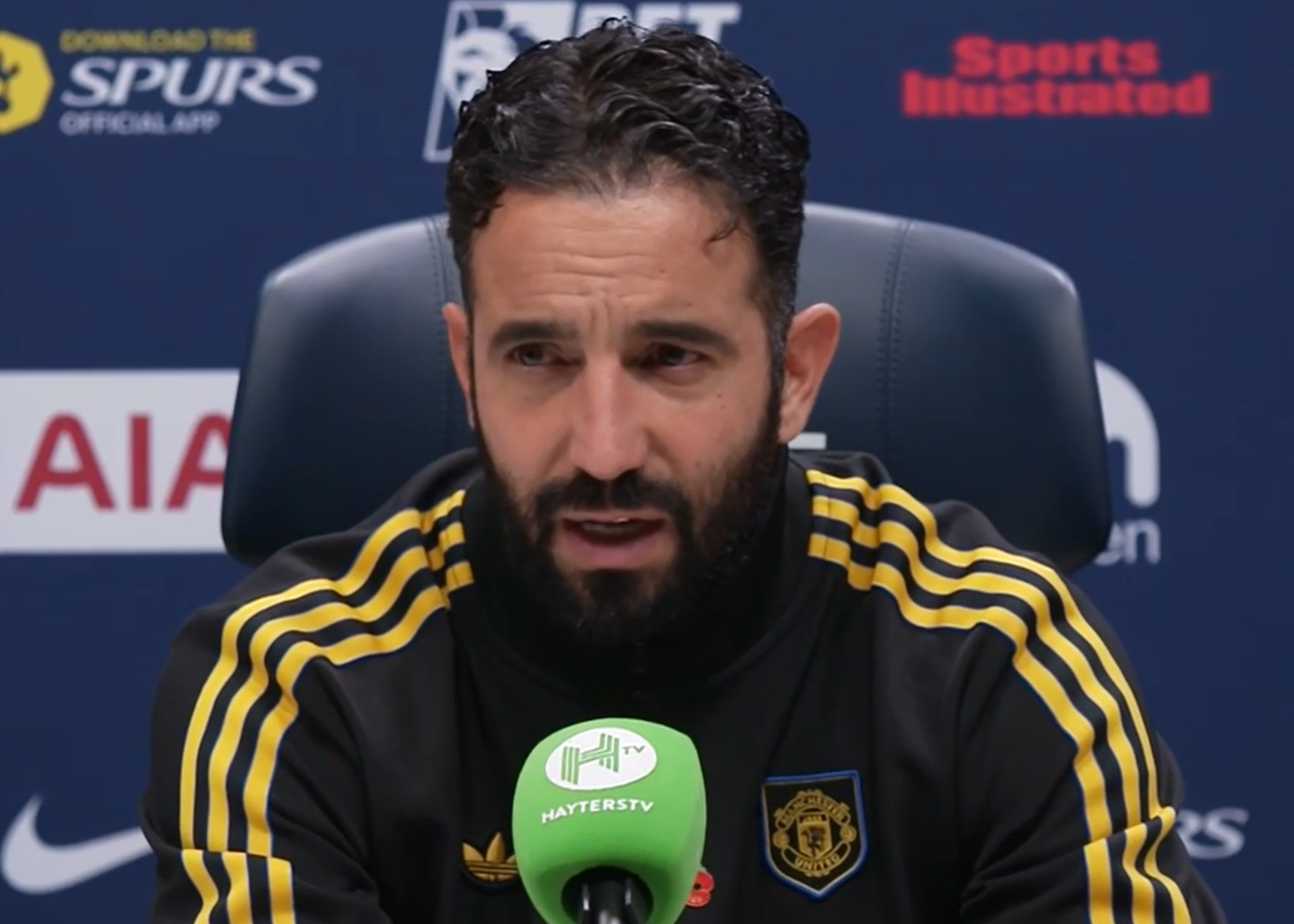 阿莫林:比起谢什科两次错过机会，我更关心他的膝盖受伤。