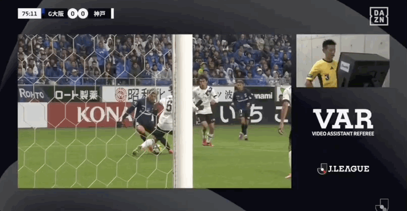食野亮太郎禁区倒地，裁判看了VAR后认定不是点球。